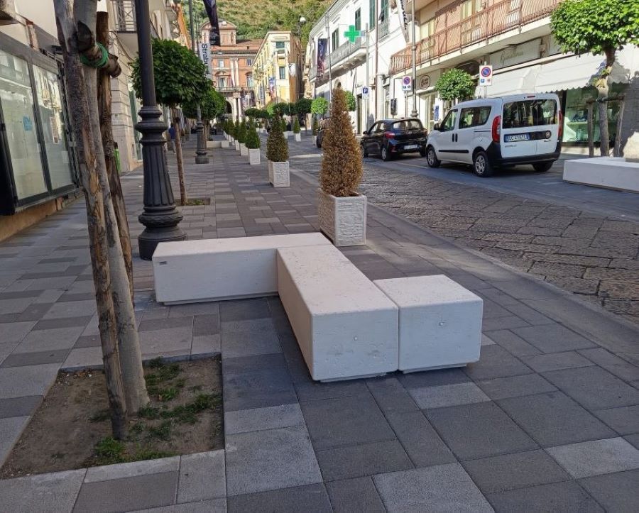 093.0 composizione panchine BLOKKO - Panchine e Tavoli con panche in cemento per Arredo Urbano